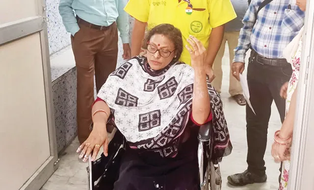 ଦର୍ଶନ ବେଳେ ଅଘଟଣ: ଶାଢ଼ିରେ ଲାଗିଲା ଦୀପ ନିଆଁ, ଭକ୍ତ ଗୁରୁତର