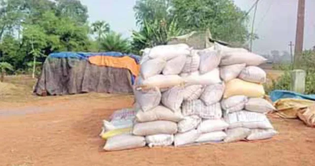 ଏମିତି ଚାଲିଛି ଟାର୍ଗେଟ ପୂରଣ: ଲ୍ୟାମ୍ପସ୍‌ରେ ଝାଡ଼ଖଣ୍ଡ ଧାନ! ଚାଷୀଙ୍କ ଟୋକନ ହାତଉଛନ୍ତି ଦଲାଲ