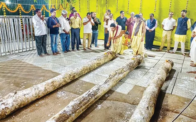 ଅନୁକୂଳ ହେଲା ରଥକାଠ, ତିନି ଧଉରା କାଠ ରଖି ପୂଜାର୍ଚ୍ଚନା