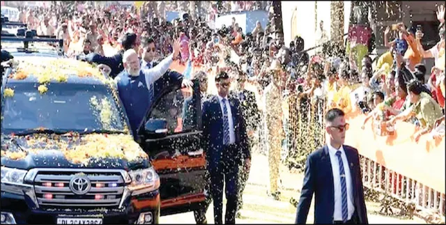 ହୁବ୍‌ଲିରେ ପ୍ରଧାନମନ୍ତ୍ରୀଙ୍କ ସୁରକ୍ଷା ଉଲ୍ଲଂଘନ: ଫୁଲମାଳ ଧରି ପଶି ଆସିଲା ବାଳକ