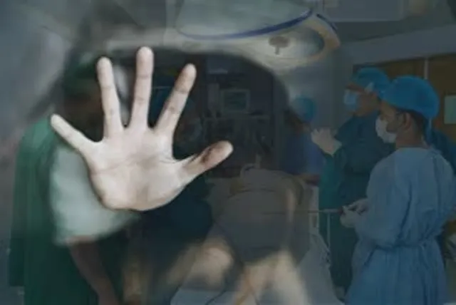 ଅସ୍ତ୍ରୋପଚାର ବେଳେ ଚେତା ହରାଇଥିବା ମହିଳାଙ୍କ ବ୍ୟକ୍ତିଗତ ଅଙ୍ଗକୁ ସ୍ପର୍ଶ କଲେ ଡାକ୍ତର