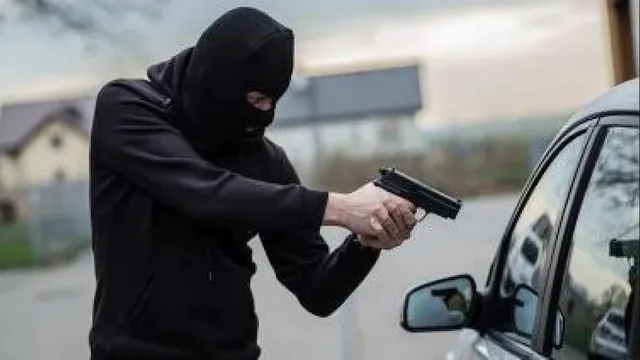 କ୍ୟାଶ ଭ୍ୟାନ ସହ ଆସିଥିବା ଗାର୍ଡଙ୍କୁ ହତ୍ୟା କରି ଟଙ୍କା ଲୁଟିନେଲେ ଲୁଟେରା