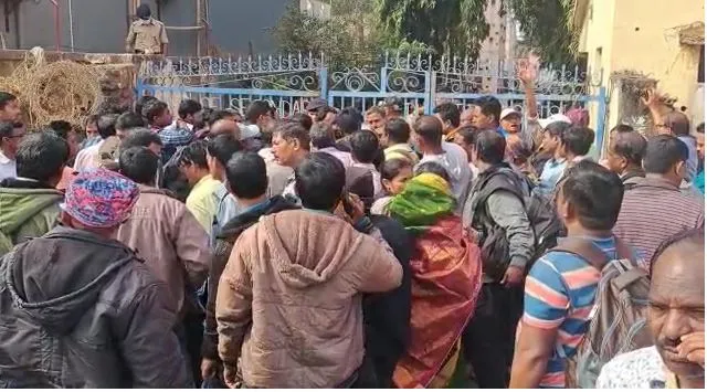 ଓଟିଇଟି ପରୀକ୍ଷା ମୂଲ୍ୟାଙ୍କନରେ ତ୍ରୁଟି ଅଭିଯୋଗ, ବୋର୍ଡ କାର୍ଯ୍ୟାଳୟ ସାମ୍ନାରେ ଶିକ୍ଷକ-ଶିକ୍ଷୟିତ୍ରୀଙ୍କ ପ୍ରତିବାଦ