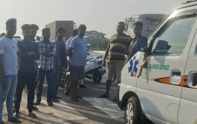 ବସ୍‌ର କର୍ମଚାରୀଙ୍କ ଅମାନବିକତା; ଅସୁସ୍ଥ ମହିଳାଙ୍କୁ ରାସ୍ତାରେ ଓହ୍ଲାଇଦେଲେ, ପୁଅ ଆଗରେ ଲିଭିଗଲା ଜୀବନଦୀପ