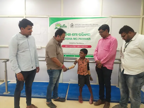 କଲମ ଧରିବେ ଦିବ୍ୟାଙ୍ଗ ମୁନା, ସହାୟତାର ହାତ ବଢ଼ାଇଲା ଓଡ଼ିଶା-ମୋ ପରିବାର