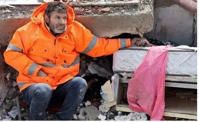 ଧ୍ବଂସସ୍ତୂପ ଭିତରେ ଚାପି ହୋଇଯାଇଥିବା ନିଜ ମୃତ ଝିଅର ହାତକୁ ଧରି ଭୋଭୋ ହୋଇ କାନ୍ଦୁଛନ୍ତି ବାପା