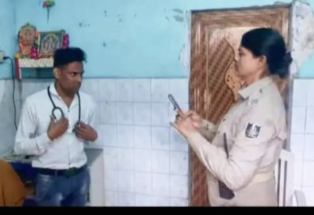 ଡାକ୍ତରଖାନାର ପ୍ରସୂତି ବିଭାଗରେ ରୋଗୀ ସେବା କରୁଥିଲେ ନକଲି ଡାକ୍ତର, ଧରିଲେ ସିଡିଏମ୍‌ଓ
