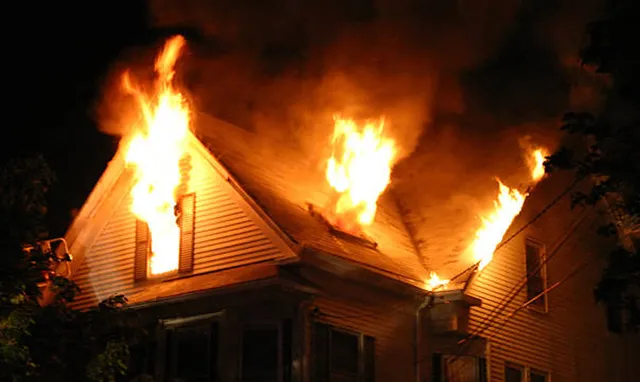 ଘରେ ନିଆଁ ଲାଗି ଗୋଟିଏ ପରବାରର ୩ ଗୁରୁତର