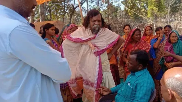 ଶିକ୍ଷକ ବଦଳିର ପ୍ରତିବାଦ: ସ୍କୁଲରେ ତାଲା ପକାଇ ଅଧିକାରୀଙ୍କୁ ଘେରାଉ