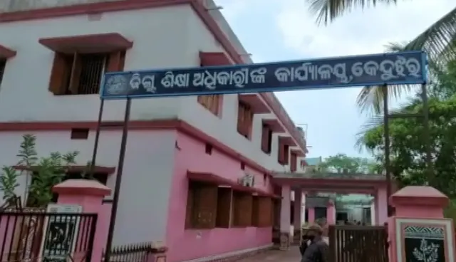 ଉପସ୍ଥାନ ଖାତାରେ ଆଗୁଆ ଦସ୍ତଖତ, ଦରମା ବନ୍ଦ