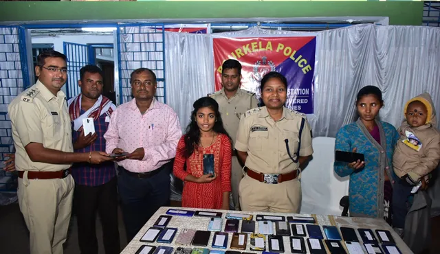 ଲୋକେ ପାଇଲେ ହଜିଯାଇଥିବା ୫୨ ମୋବାଇଲ