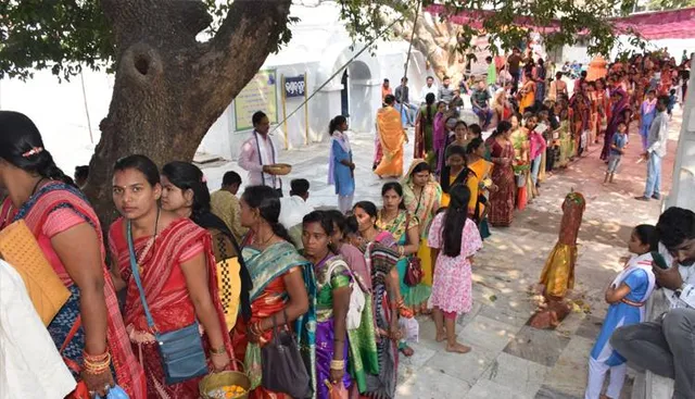 ଶିବରାତ୍ରିରେ ହୁମା ମନ୍ଦିରରେ ଭକ୍ତଙ୍କ ଲମ୍ବାଧାଡ଼ି