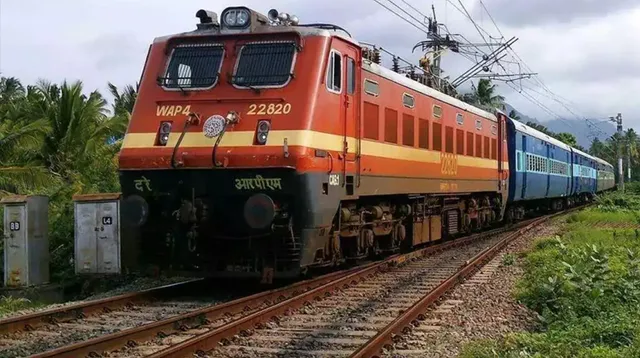 ଟ୍ରେନ୍‌ରୁ ଖସି ଅଳ୍ପକେ ବର୍ତ୍ତିଲେ ବାଳିକା