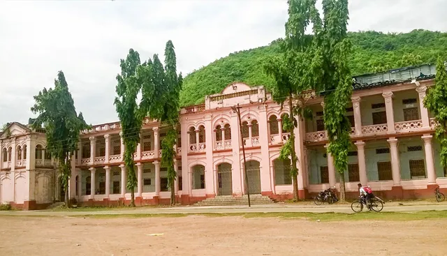 ୧୨୭ ବର୍ଷ ପୁରାତନ ଏସ୍‌କେସିଜି କଲେଜକୁ ବିଶ୍ବବିଦ୍ୟାଳୟ ମାନ୍ୟତା ଦାବି ଜୋର୍‌ ଧରିଲା