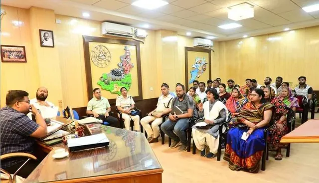ଜିଲ୍ଲାପାଳଙ୍କ କାର୍ଯ୍ୟାଳୟରେ ଅଭାବନୀୟ କାଣ୍ଡ: ଜିଲ୍ଲା ପରିଷଦ ସଭ୍ୟାଙ୍କୁ ମାଡ଼