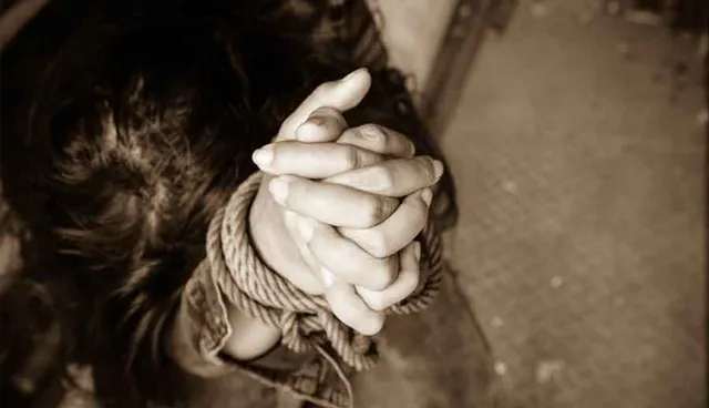 କ୍ୟାପିଟାଲ କ୍ରାଇମ: ପାଇଖାନାରେ ୨ ଯୁବତୀଙ୍କୁ ବନ୍ଦୀ କଲା ଦୁର୍ବୃତ୍ତ