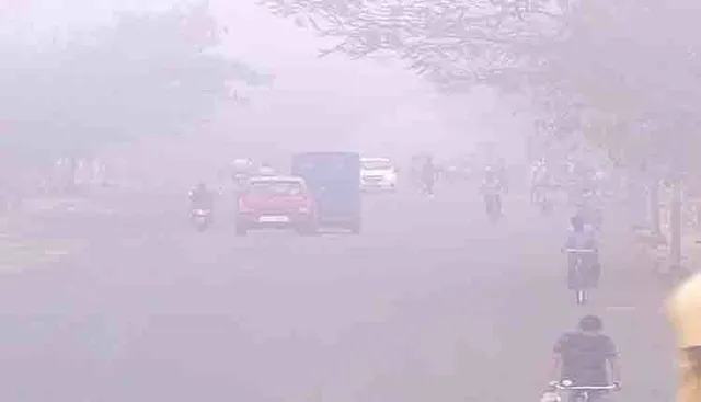 କଟକ- ଭୁବନେଶ୍ୱରରେ ଘନ କୁହୁଡ଼ିର ଆସ୍ତରଣ: ଗାଡ଼ି ଚଳାଚଳ ଏବଂ ଯାତାୟତରେ ସମସ୍ୟା