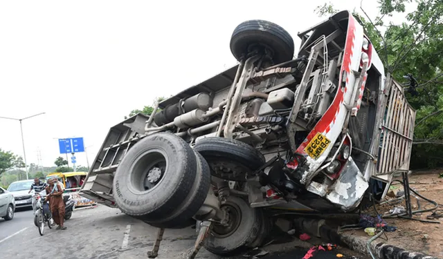 ଓଲଟିଲା ମଦ ବୋଝେଇ ଭ୍ୟାନ, ଡ୍ରାଇଭର ଆହତ