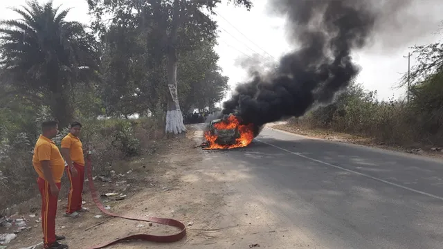ରାସ୍ତା ଉପରେ ଚଳନ୍ତା କାର୍‌ ଜଳିଗଲା