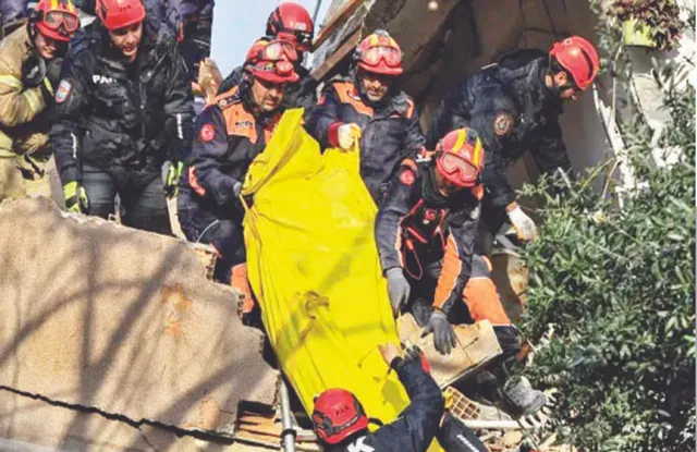 ତୁହାକୁ ତୁହା ଥରି ଉଠୁଛି ତୁର୍କୀ: ୬ ମୃତ, ୩୦୦ ଆହତ