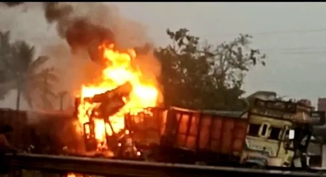 ଦୁର୍ଘଟଣା ପରେ ଜଳିଗଲା ଟ୍ରକ