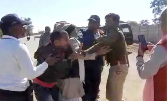 ସମ୍ପର୍କୀୟଙ୍କ ଅନ୍ତିମ ସଂସ୍କାରରେ ଯୋଗ ଦେବାକୁ ଯାଉଥିବା ବେଳେ ପୁଲିସ ମାଡ଼ର ଶିକାର ହେଲେ ଏକ ପରିବାର