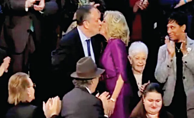 କମଳା ହାରିସଙ୍କ ସ୍ବାମୀ ଓ ଜିଲ୍‌ ବାଇଡେନଙ୍କ ଚୁମ୍ବନ ଭିଡିଓ ଭାଇରାଲ