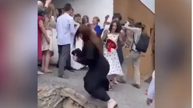 ବର ଓ ବଧୂଙ୍କ ଭିଡିଓ କରିବା ଯୁବତୀଙ୍କୁ ମହଙ୍ଗା ପଡ଼ିଲା