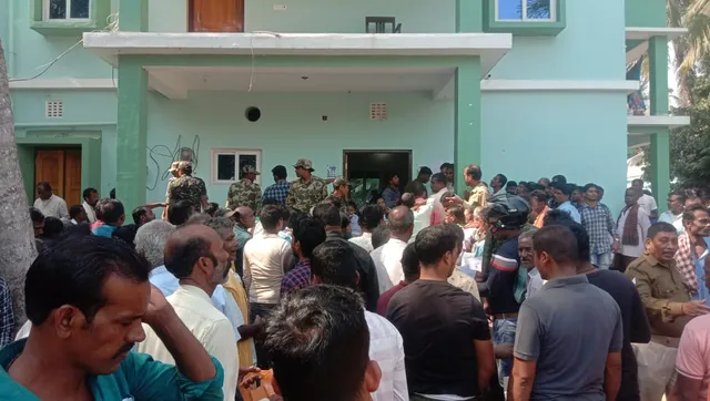 ମତ୍ସ୍ୟଜୀବୀଙ୍କ ସହାୟତା ନିମନ୍ତେ ଆବେଦନକାରୀଙ୍କ ଭିଡ଼ ସମ୍ଭାଳି ପାରୁନି ସାମୁଦ୍ରିକ ମତ୍ସ୍ୟ ବିଭାଗ, ପୁଲିସ୍ ଫୋର୍ସ ମୁତୟନ