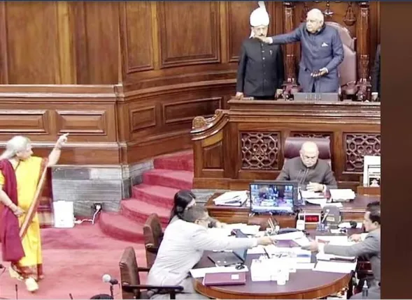 ରାଜ୍ୟସଭାରେ ରାଗି ଯାଇ ଉପରାଷ୍ଟ୍ରପତିଙ୍କୁ ଅଙ୍ଗୁଳି ଦେଖାଇ କଥା ହେଲେ ଜୟା ବଚ୍ଚନ: ବିରୋଧୀ ଦେଉଛନ୍ତି ଏଭଳି ପ୍ରତିକ୍ରିୟା