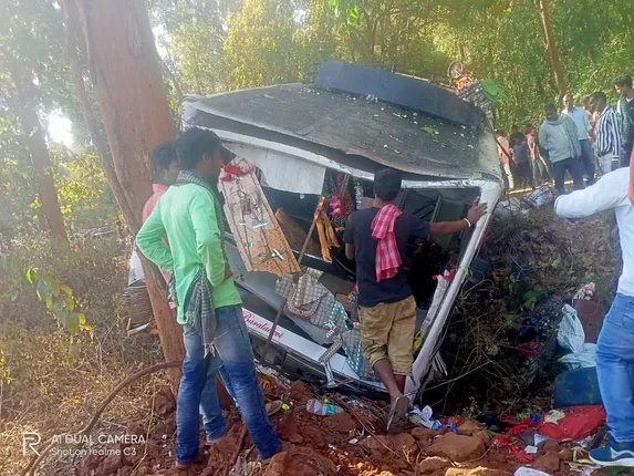 ଚକା ଫାଟିବାରୁ ଯାତ୍ରୀବାହୀ ବସ୍‌ ଦୁର୍ଘଟଣାଗ୍ରସ୍ତ, ୩୦ ଯାତ୍ରୀ ଆହତ, ୧୫ ଗୁରୁତର