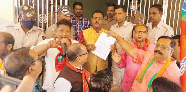 ଆବାସ ତାଲିକାରେ ଯୋଗ୍ୟଙ୍କୁ ସାମିଲ ପାଇଁ ବିଜେପିର ବ୍ଲକ୍‌ ଘେରାଉ