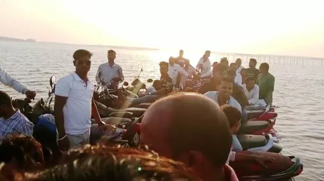 ମଝି ଚିଲିକାରେ ୫୦ ଯାତ୍ରୀଙ୍କ ସହ ଫସିଲା ଡଙ୍ଗା