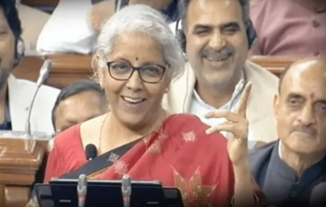 ପଢ଼ୁ ପଢ଼ୁ ଅର୍ଥମନ୍ତ୍ରୀ ସୀତାରମଣଙ୍କ ପାଟିରୁ ଖସିଗଲା ! ହାସ୍ୟରୋଳରେ କମ୍ପିଲା ସଂସଦ