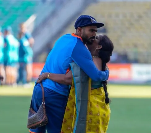 ପଡ଼ିଆ ମଝିରେ ଭାବବିହ୍ବଳ ଦୃଶ୍ୟ, ଟେଷ୍ଟରେ ଡେବ୍ୟୁ କରିବା ପରେ ମା’ଙ୍କୁ ଆଲିଙ୍ଗନ କଲେ କ୍ରିକେଟର ଭରତ