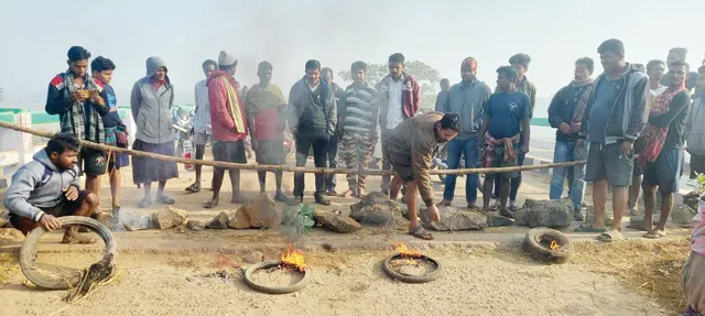 କାର୍‌ ଦୁର୍ଘଟଣାଗ୍ରସ୍ତ, ୩ ଗୁରୁତର, କୁଣ୍ଡିମୁହଁ ବ୍ରିଜ୍‌ ସଂଯୋଗ ରାସ୍ତା ସମ୍ପୂର୍ଣ୍ଣ କରିବା ଦାବିରେ ରାସ୍ତାରୋକ