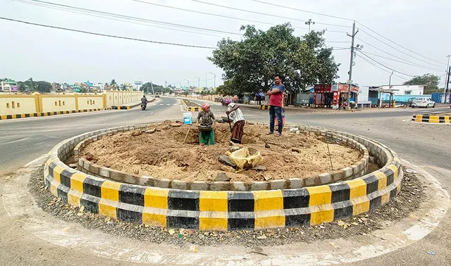 ତାଳବଣିଆ ଗୋଲେଇ ଛକ ସୌନ୍ଦର୍ଯ୍ୟୀକରଣ: ମାଟି ପକାଇ ପୋତିଥିଲେ, ପୁଣି କାଢ଼ିଲେ