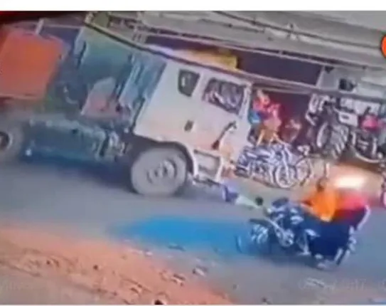 ଚଳନ୍ତା ଡମ୍ଫର ସାମ୍ନାରେ ପଡ଼ିଯାଇଥିଲେ ବାଳକ, ଅଳ୍ପକେ ବର୍ତ୍ତିଲା ଜୀବନ