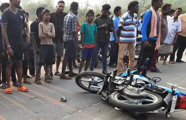 ଧକ୍କାଦେଇ ଚାଲିଗଲା ଭ୍ୟାନ୍, ରାସ୍ତାରେ ଛଟପଟ‌ ହୋଇ ଜୀବନ ହାରିଲେ ଦୁଇ ଭାଇ