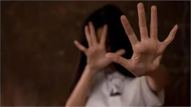 ଅଷ୍ଟମ ଶ୍ରେଣୀରେ ପାଠ ପଢୁଥିବା ଛାତ୍ରୀଙ୍କୁ ଗଣଦୁଷ୍କର୍ମ ଅଭିଯୋଗ; ଦୁଇ ଅଭିଯୁକ୍ତ ଫେରାର୍‌