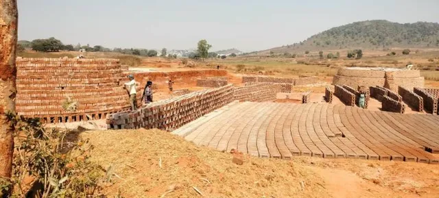 ବେଆଇନ ଇଟା ଭାଟି ଯୋଗୁ ବିପଦରେ ପରିବେଶ, ନଦୀପଠାରୁ ମାଟି ଖୋଳି ତିଆରି ହଉଛି ଇଟା