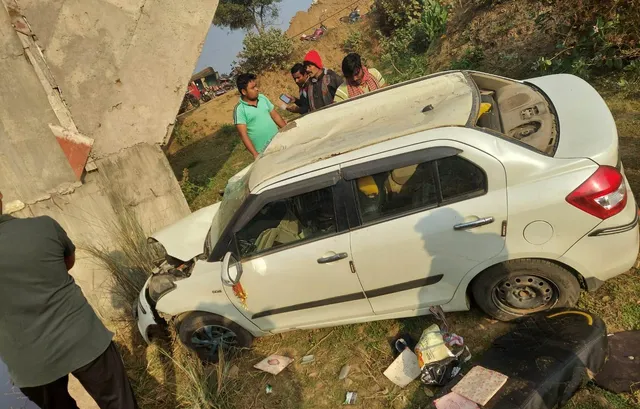 କଟକ: ନିଆଳିର ବିଳାଶୁଣି କୁଣ୍ଡିମୁହାଁ ପୋଲରୁ ଖସିଲା କାର୍।