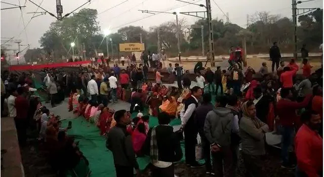 ଏକ୍ସପ୍ରେସ୍‌ ଟ୍ରେନ୍‌ ରହଣି ଦାବିରେ ବାମରା ଷ୍ଟେସନ୍‌ରେ ରେଳ ରୋକ