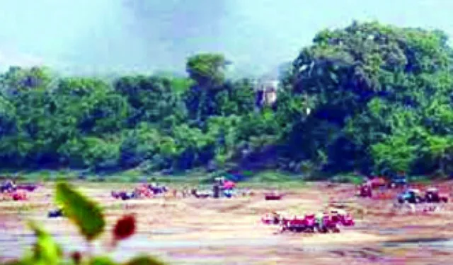 ସାଳନ୍ଦୀ ନଦୀରୁ ବେଆଇନ ବାଲି ଖନନ; ବଦଳୁଛି ଗତିପଥ, ବିପଦରେ ଗାଁ