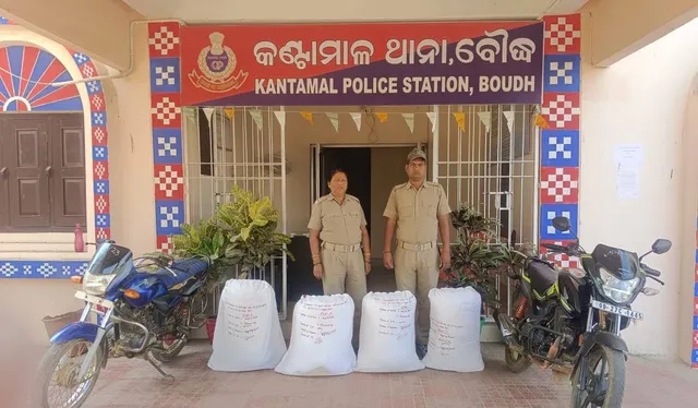 ୧ କ୍ବିଣ୍ଟାଲ ଗଞ୍ଜେଇ ସହ ୨ ବାଇକ୍ ଜବତ, ମାଫିଆ ଫେରାର