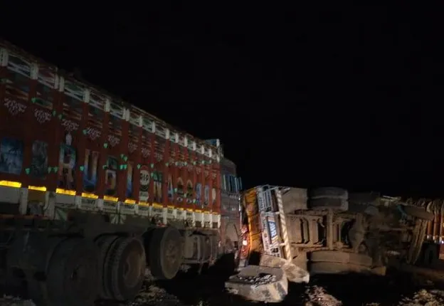 ଭାରସାମ୍ୟ ହରାଇ ରାସ୍ତା ଉପରେ ଓଲଟିଲା ଆଳୁ ବୋଝେଇ ଟ୍ରକ୍, ଅଳ୍ପକେ ବର୍ତ୍ତିଲେ ଚାଳକ