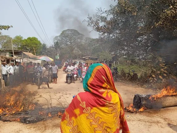 ହାଇୱା ଧକ୍କାରେ ଶ୍ରମିକଙ୍କ ମୃତ୍ୟୁ: କ୍ଷତିପୂରଣ ଦାବିରେ ପୋଡ଼ାଜଳା ଓ ରାସ୍ତା ଅବରୋଧ