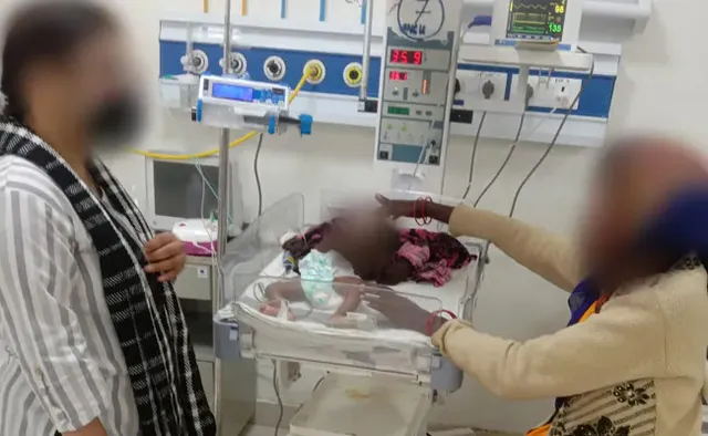 ନିମୋନିଆ ଚିକିତ୍ସା ପାଇଁ ୫୧ ଥର ଗରମ ଲୁହାଛଡ଼ ଚେଙ୍କ ଖାଇ ୩ ମାସର ଶିଶୁ ମୃତ