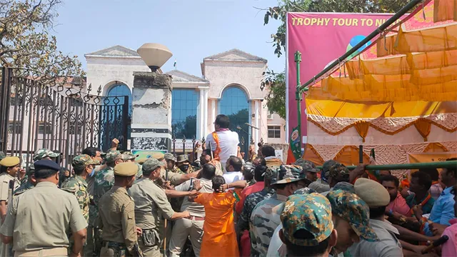 ରାଜ୍ୟରେ ଆଇନଶୃଙ୍ଖଳା ବିପର୍ଯ୍ୟସ୍ତ ନେଇ ବିଜେପି ପକ୍ଷରୁ ଜିଲ୍ଲାପାଳ ଅଫିସ ଘେରାଉ, ପୁଲିସ ଓ ବିଜେପି କର୍ମୀ ଧସ୍ତାଧସ୍ତି