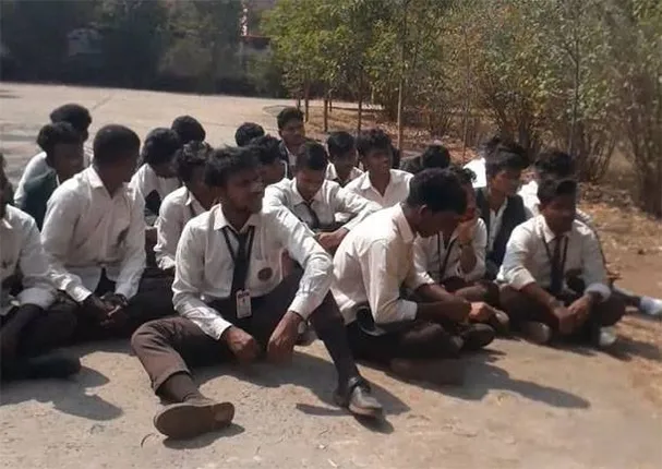 ଅଧ୍ୟକ୍ଷଙ୍କ ବଦଳି ଦାବିରେ ଏକଲବ୍ୟ ଛାତ୍ରଙ୍କ ଧାରଣା